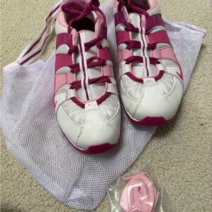 Brand new Nike hot Pink light and White Sneaker w/net bag an extra laces
